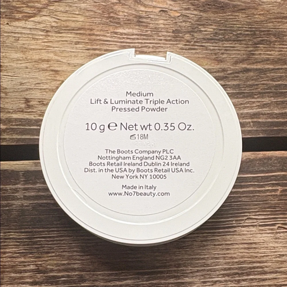 No7 Lift & Luminate Triple Action Translucent Finishing Powder Medium 10g